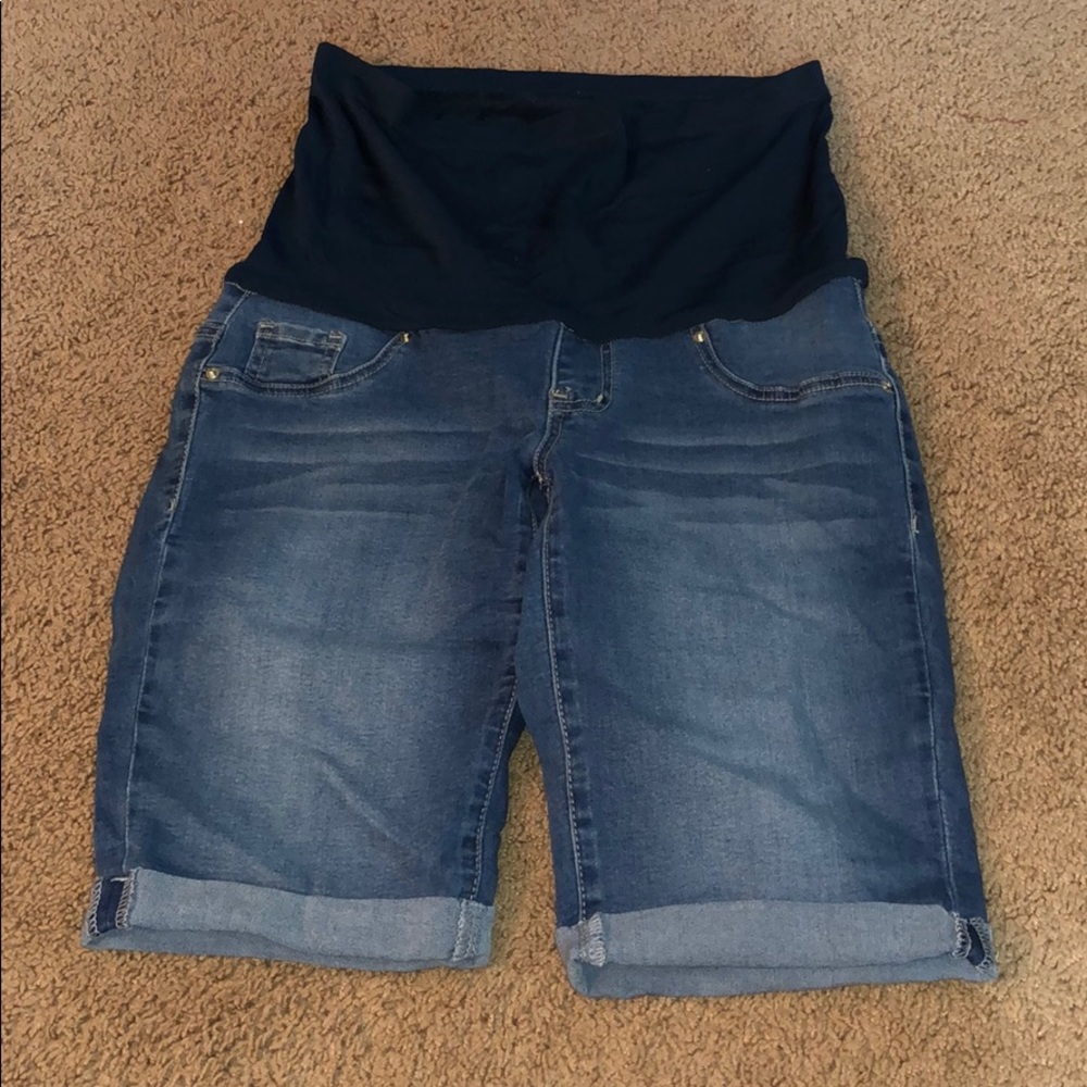 Size small maternity Bermuda shorts